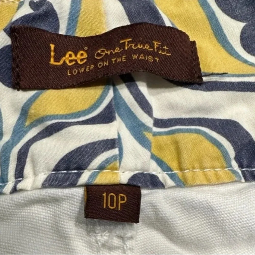 LEVI’S ONE TRUE FIT ~ white denim shorts w/light wash frayed jean belt size 10P